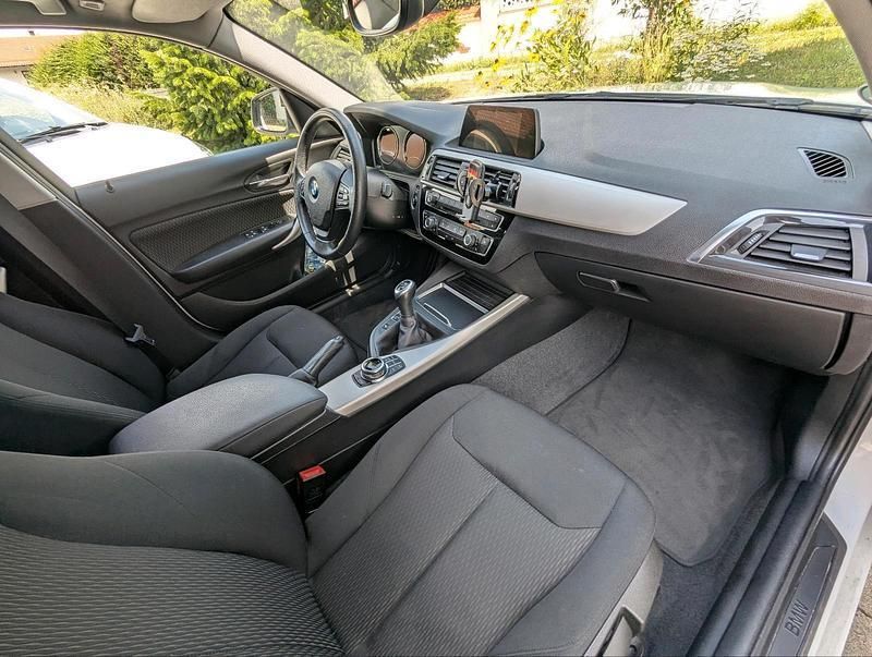 Weiß Gebraucht 2018 BMW 118 Kleinwagen | 13.990 € (Fairer Preis) - Bild 1/4