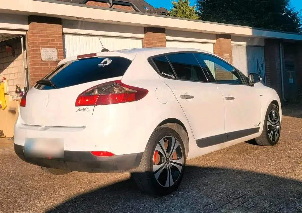 Gebraucht Renault Mégane III Bose Edition 131 PS (96 kW) 2011 Weiß Limousine