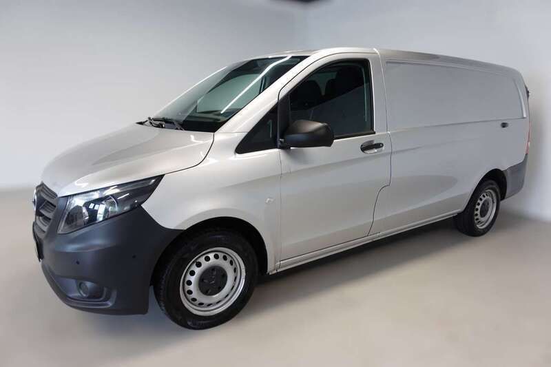 Brillantsilber metallic Gebraucht 2022 Mercedes Vito Van / Kleinbus | 28.990 € (Guter Preis) - Bild 1/4
