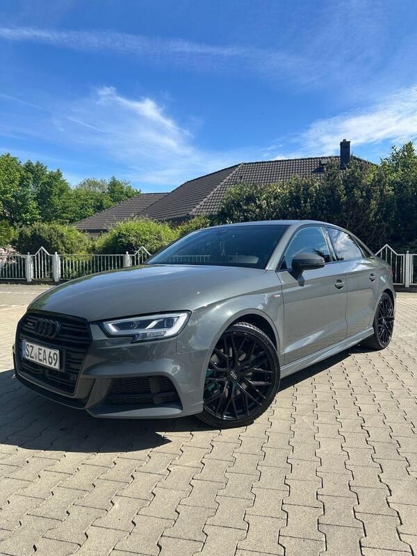 Grau Gebraucht 2018 Audi A3 Sport Limousine | 21.000 € (Etwas zu teuer) - Bild 1/4