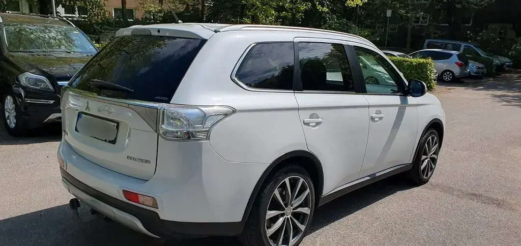 Gebraucht Mitsubishi Outlander Classic Collection Plus 150 PS (110 kW) 2015 Weiß SUV