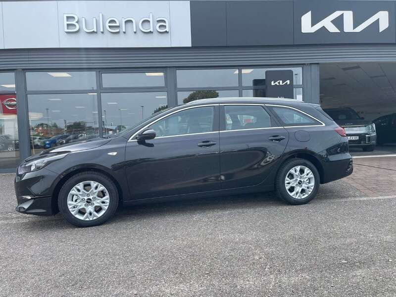 (1k) black pearl m Gebraucht 2024 Kia Ceed Sportswagon Comfort Kombi | 25.990 € (Fairer Preis) - Bild 1/4