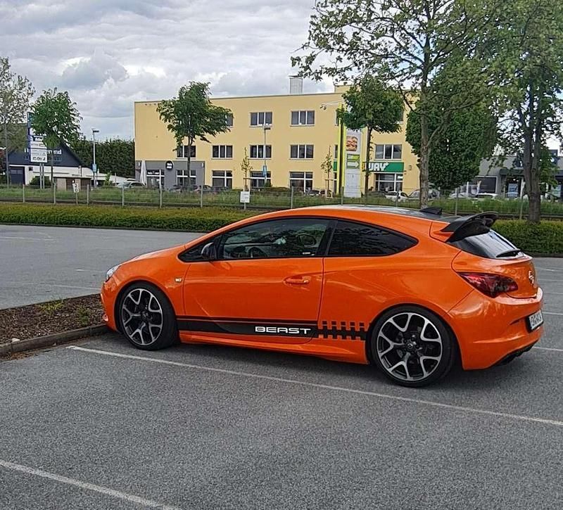 Schwarz Gebraucht 2018 Opel Astra OPC Coupé | 25.000 € - Bild 1/4