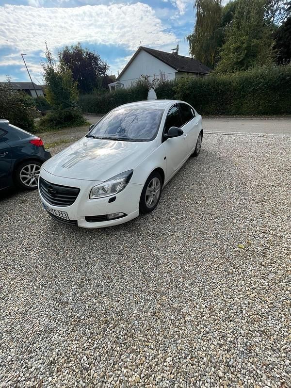 Weiß Gebraucht 2011 Opel Insignia Limousine | 4.000 € (Guter Preis) - Bild 1/4