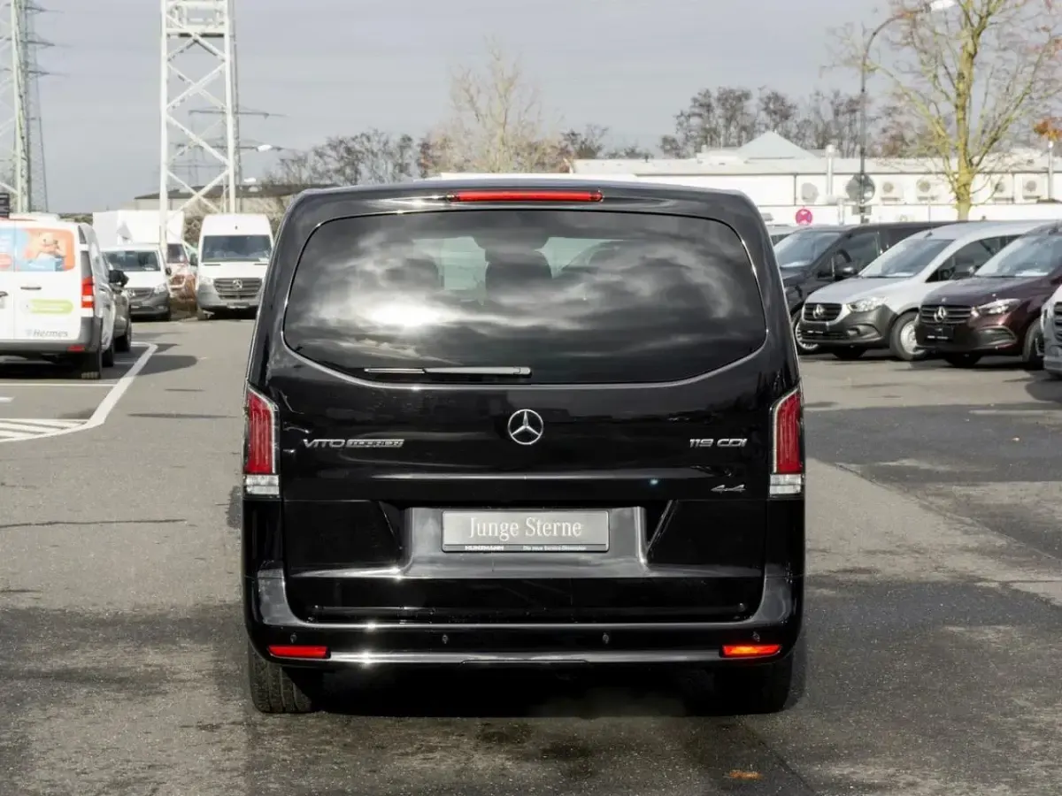 Gebraucht Mercedes Vito 190 PS (139 kW) 2025 Obsidianschwarz metallic Van