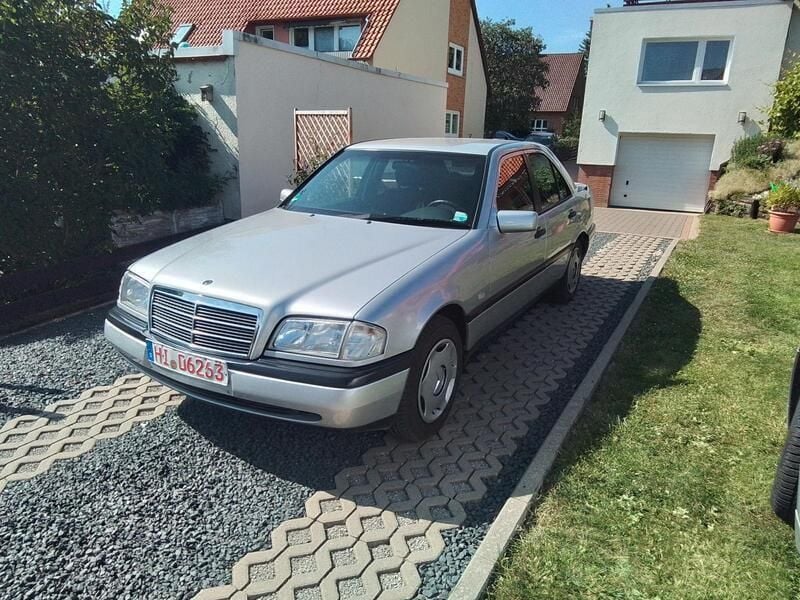 Silber Gebraucht 1997 Mercedes C180 Limousine | 1.450 € (Superpreis) - Bild 1/4