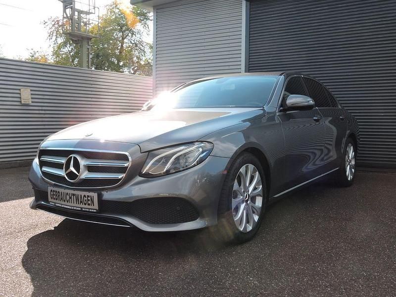Grau Gebraucht 2008 Mercedes E220 Avantgarde Limousine | 26.500 € - Bild 1/4