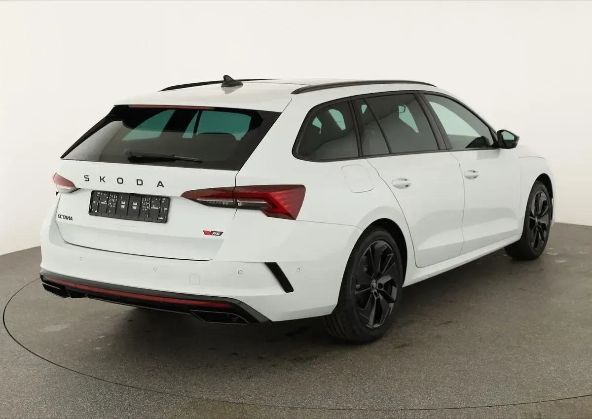Neu Skoda Octavia RS 265 PS (194 kW) 2026 Moon weiß metallic Kombi