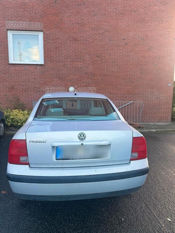 Gebraucht VW Passat 100 PS (73 kW) 1998 Silber Limousine