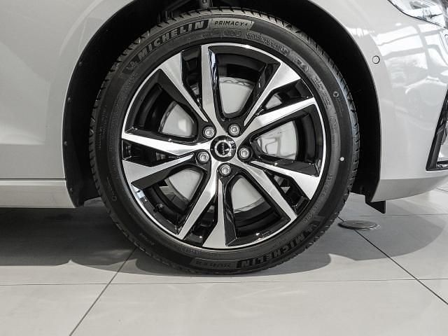 Neu Volvo V60 Plus 197 PS (144 kW) 2025 Silber Kombi