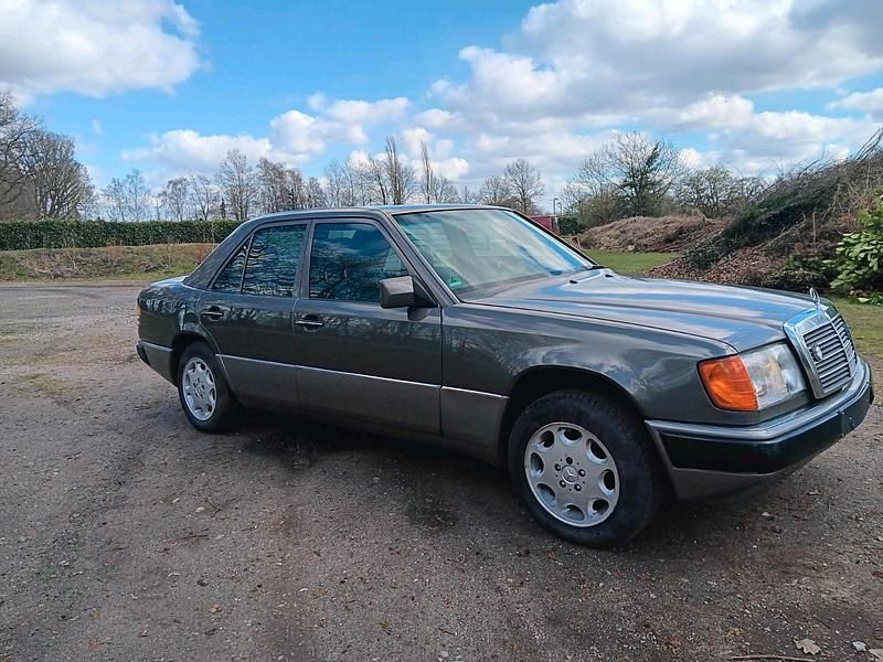 Second-hand Mercedes E280 197 CP (144 kW) 1993 Negru Berlinǎ