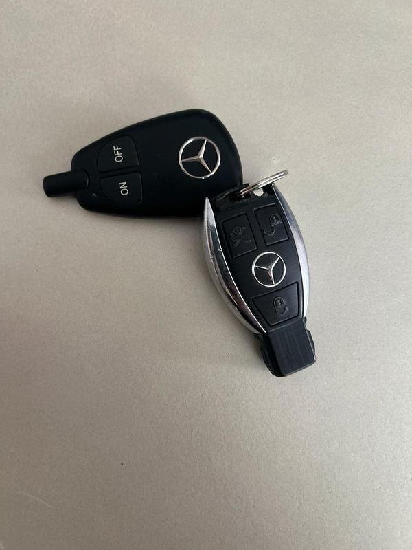 Silber Gebraucht 2006 Mercedes CLK320 Coupé | 2.900 € (Guter Preis) - Bild 1/4