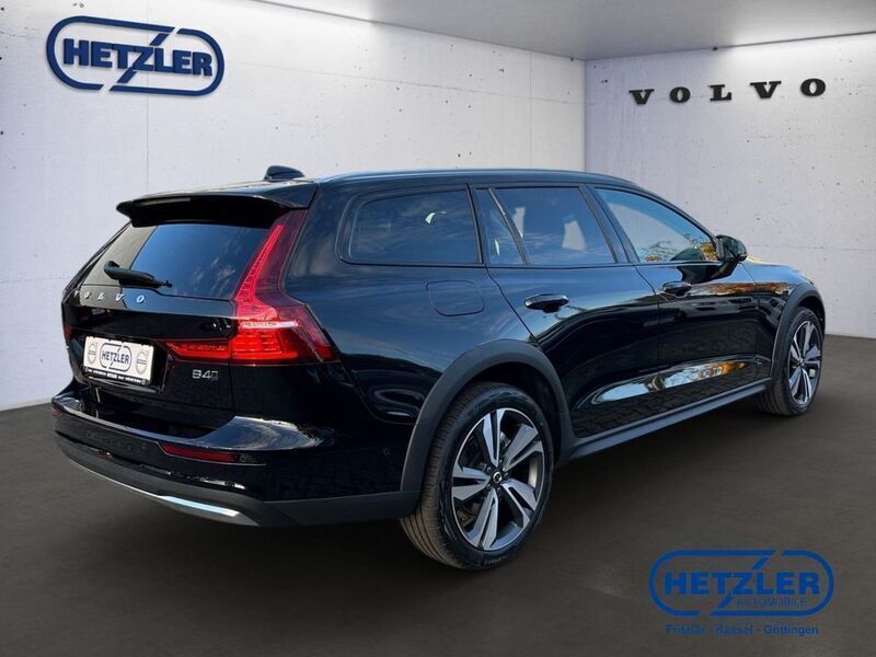 Gebraucht Volvo V60 CC Ultimate 197 PS (144 kW) 2024 Onyx black / metallic Kombi
