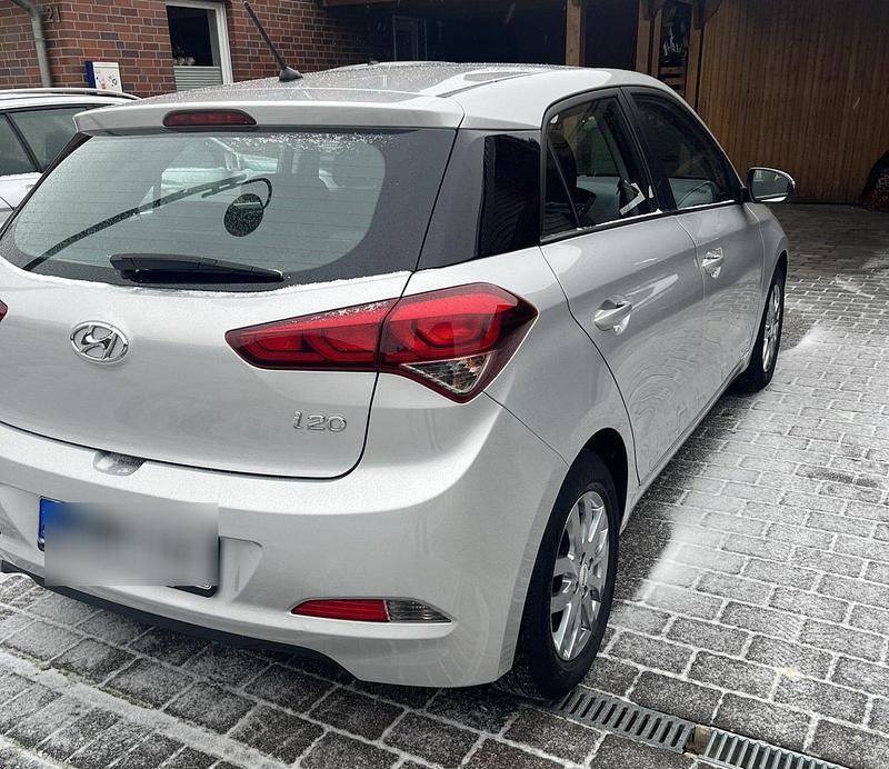 Gebraucht Hyundai i20 Active 75 PS (55 kW) 2017 Grau Kleinwagen