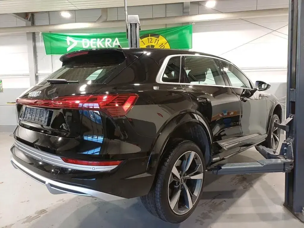 Gebraucht Audi e-tron Ambiente 369 kW (503 PS) 2023 Schwarz SUV