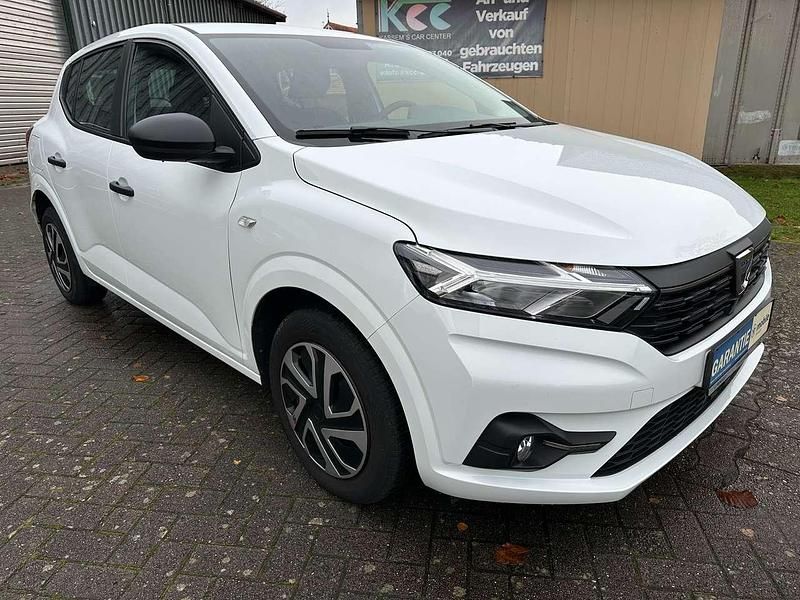 Weiß Gebraucht 2022 Dacia Sandero Essentiel Kleinwagen | 8.299 € (Superpreis) - Bild 1/4