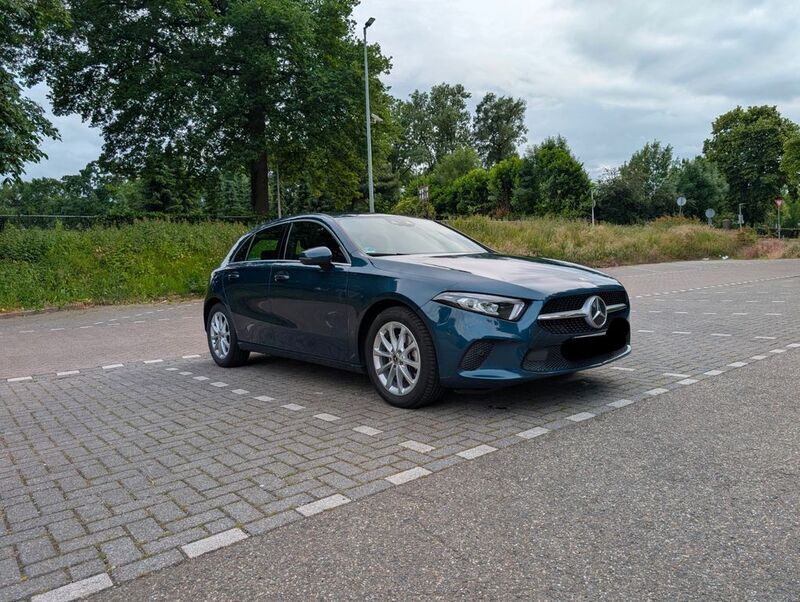 Blau Gebraucht 2021 Mercedes A180 Limousine | 16.500 € (Superpreis) - Bild 1/4