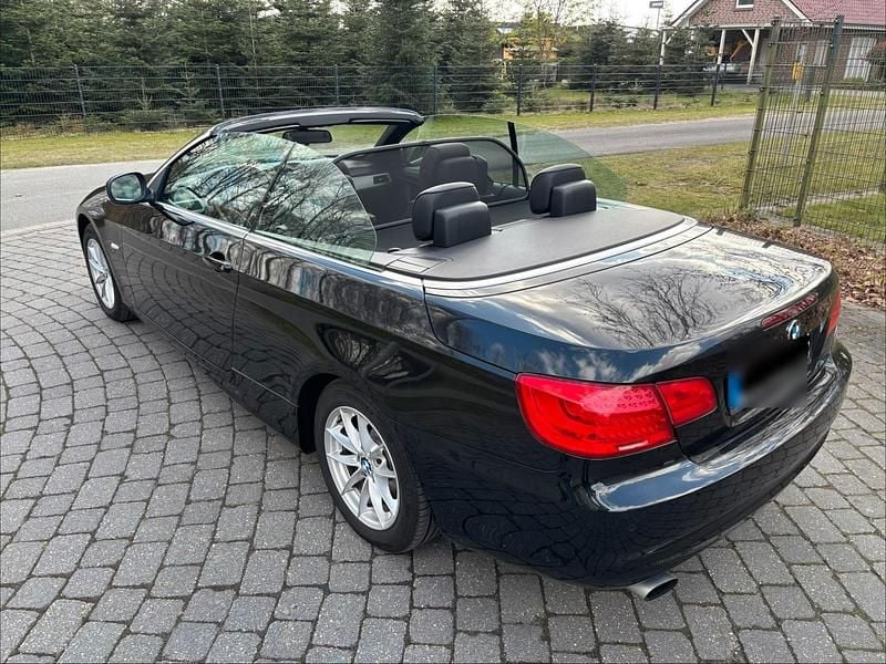 Gebraucht BMW 318 Cabriolet 143 PS (105 kW) 2011 Schwarz Cabrio