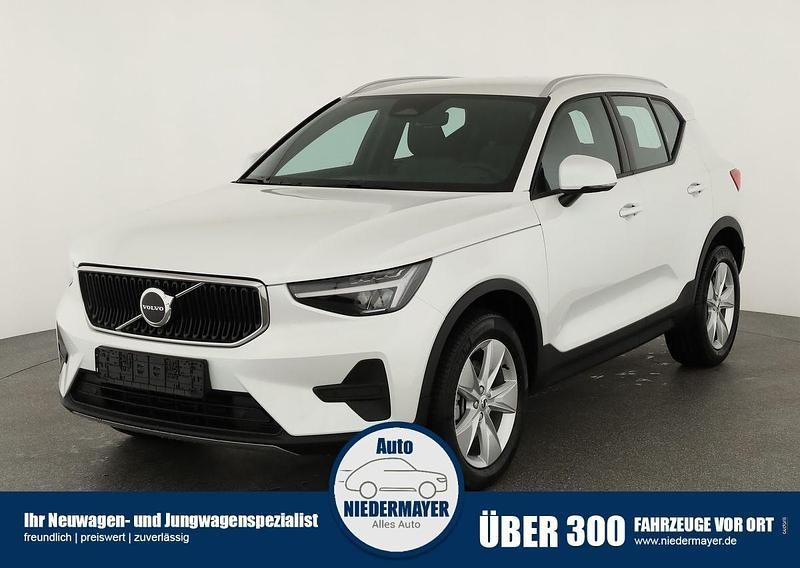 Crystal white perlglanzeffekt Neu 2025 Volvo XC40 Core SUV | 37.375 € (Superpreis) - Bild 1/4
