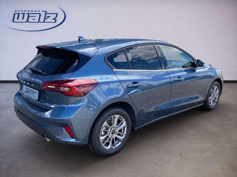 Neu Ford Focus Titanium 125 PS (91 kW) 2025 Chromablau Kombi