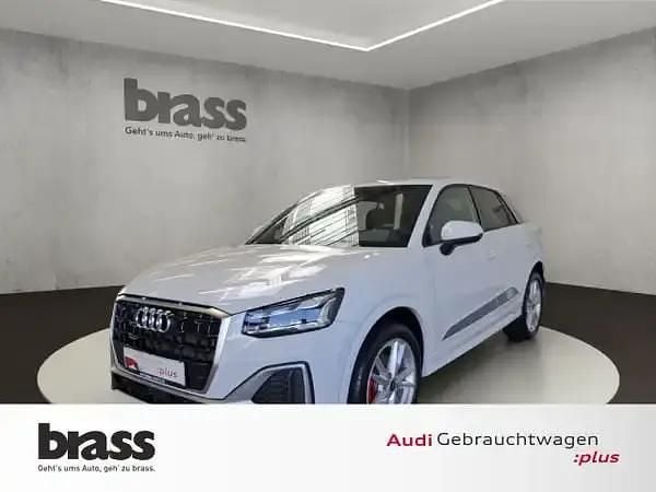 Gletscherweiß metallic Gebraucht 2024 Audi Q2 S-Line SUV | 35.900 € (Teuer) - Bild 1/4