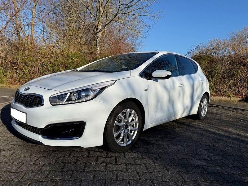 Weiß Gebraucht 2018 Kia Ceed DREAM-TEAM Edition Kleinwagen | 14.500 € (Etwas zu teuer) - Bild 1/4