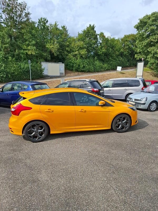 Orange Gebraucht 2013 Ford Focus ST Limousine | 9.000 € (Fairer Preis) - Bild 1/4