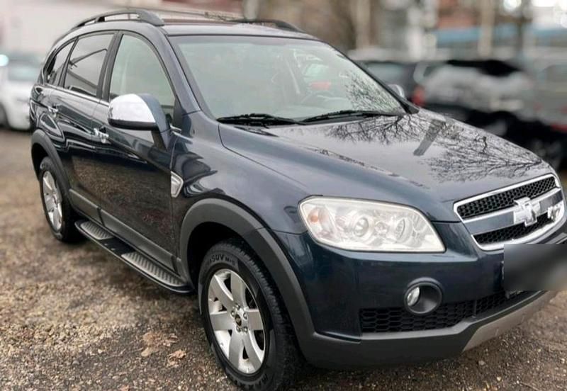 Grau Gebraucht 2009 Chevrolet Captiva SUV | 2.350 € (Superpreis) - Bild 1/4