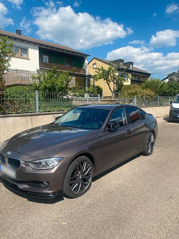 Gebraucht BMW 320 184 PS (135 kW) 2013 Braun Limousine