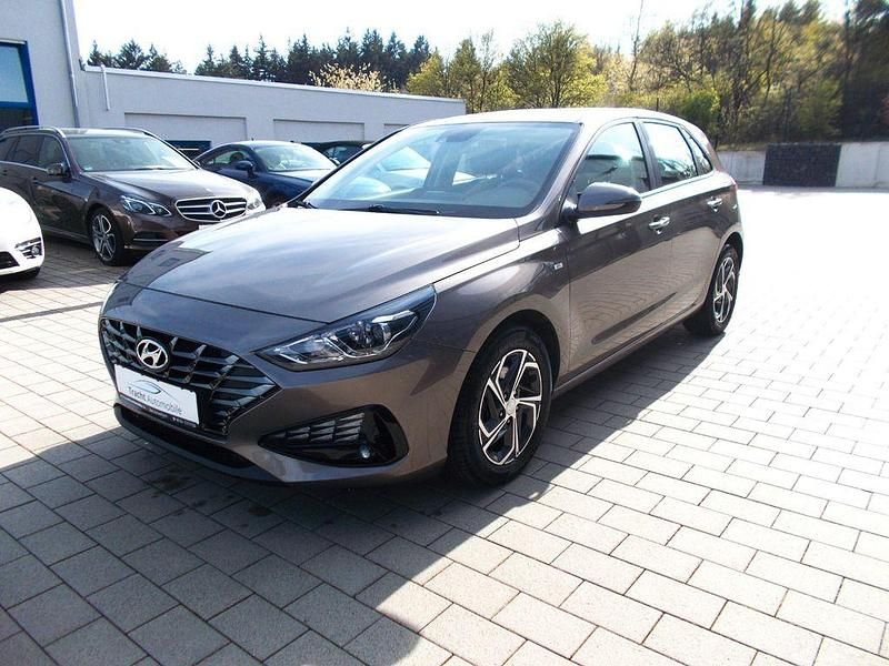 Gebraucht Hyundai i30 Select 120 PS (88 kW) 2022 Braun Limousine