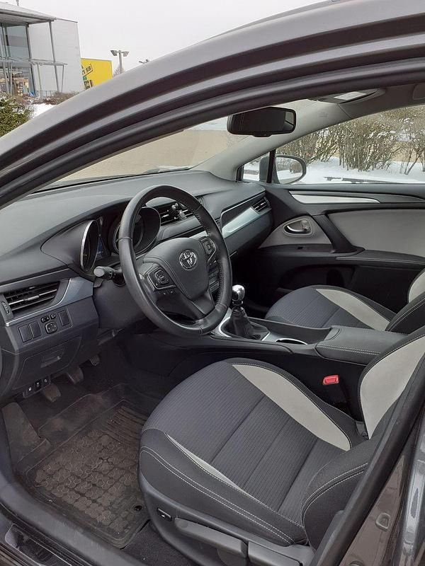 Gebraucht Toyota Avensis Team 147 PS (108 kW) 2018 Grau Kombi