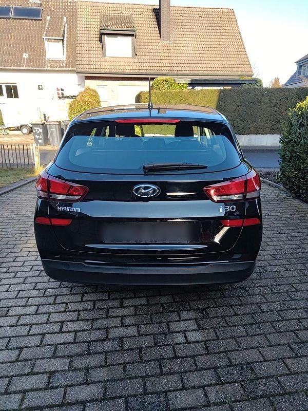 Gebraucht Hyundai i30 101 PS (74 kW) 2018 Schwarz Kombi