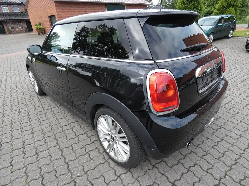 Gebraucht Mini Cooper Pepper 136 PS (100 kW) 2017 Midnightblackmetall (metallic) Kleinwagen