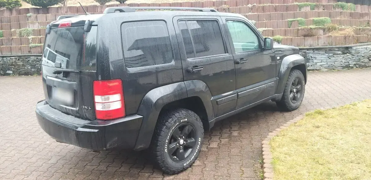 Käytetty Jeep Cherokee 204 HP (150 kW) 2008 Musta Katumaasturi