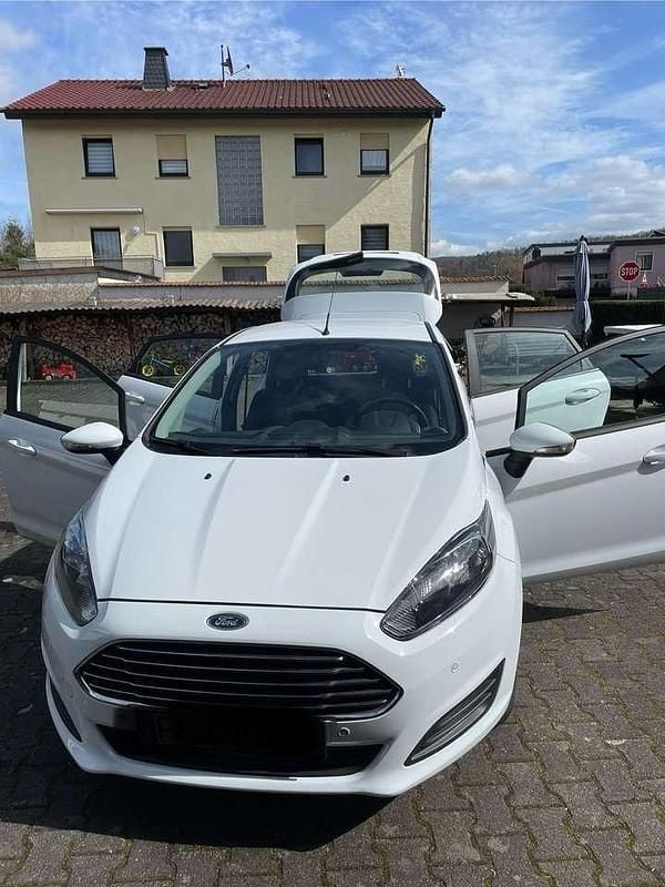 Gebraucht Ford Fiesta Trend 69 PS (50 kW) 2015 Weiß Limousine