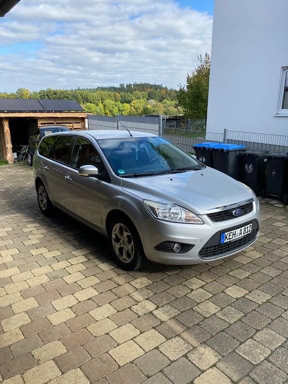 Silber Gebraucht 2011 Ford Focus Limousine | 3.900 € (Fairer Preis) - Bild 1/4