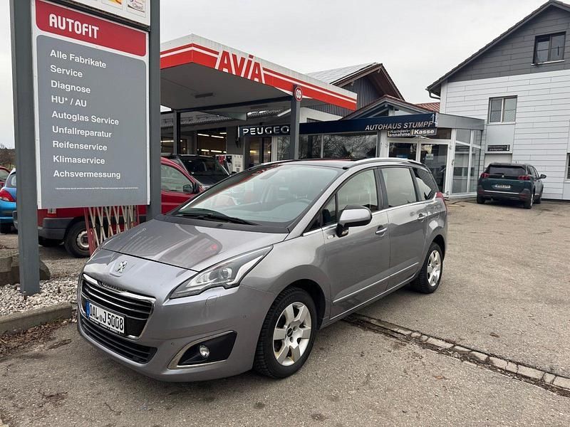 Grau Gebraucht 2015 Peugeot 5008 Style Van / Kleinbus | 8.900 € - Bild 1/4