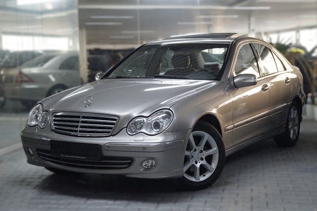 Grau Gebraucht 2004 Mercedes C220 Elegance Limousine | 4.990 € (Fairer Preis) - Bild 1/4