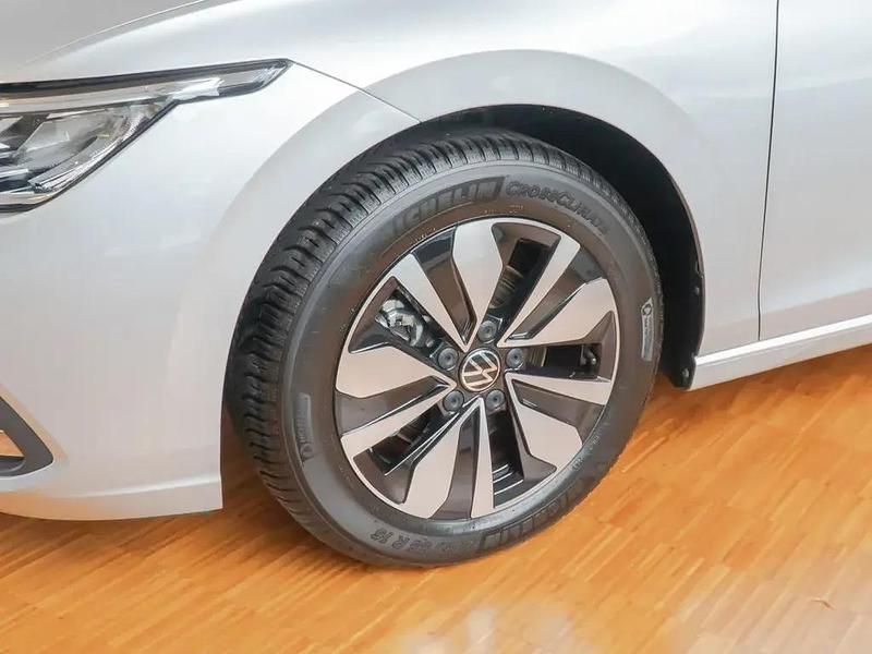 Gebraucht VW Golf VIII Move 110 PS (80 kW) 2024 Silber Kleinwagen