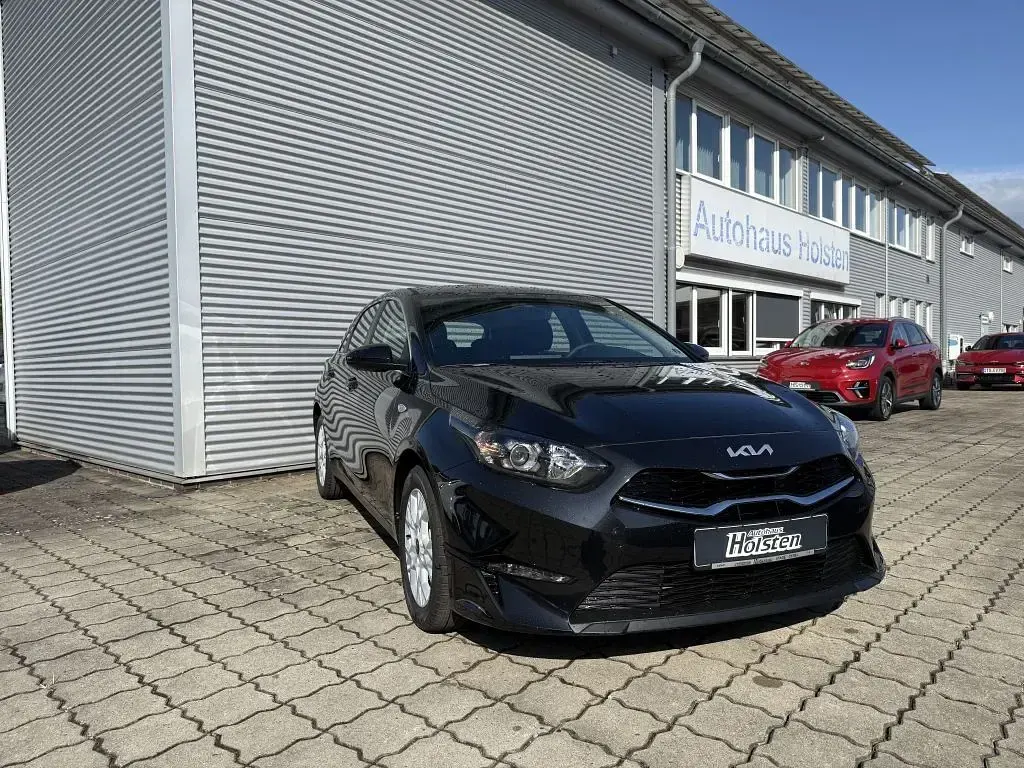 Neu Kia Ceed Comfort 101 PS (74 kW) 2025 Zilinaschwarz metallic Kleinwagen