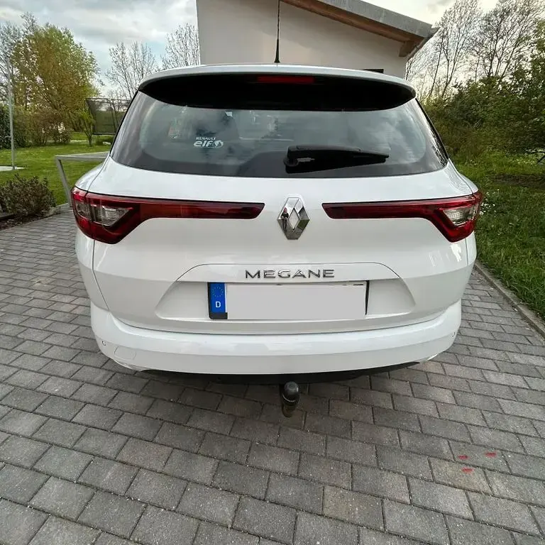 Gebraucht Renault Mégane IV Play 132 PS (97 kW) 2017 Weiß Limousine