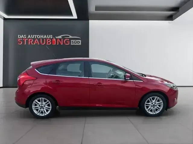 Używany Ford Focus Titanium 110 KM (80 kW) 2014 Czerwony Sedan/Limuzyna