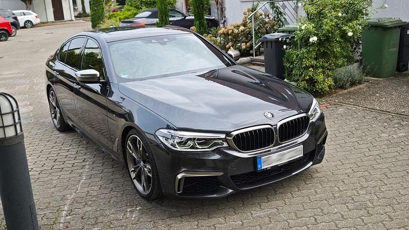 Grau Gebraucht 2018 BMW M550 Shadowline Limousine | 49.700 € - Bild 1/4