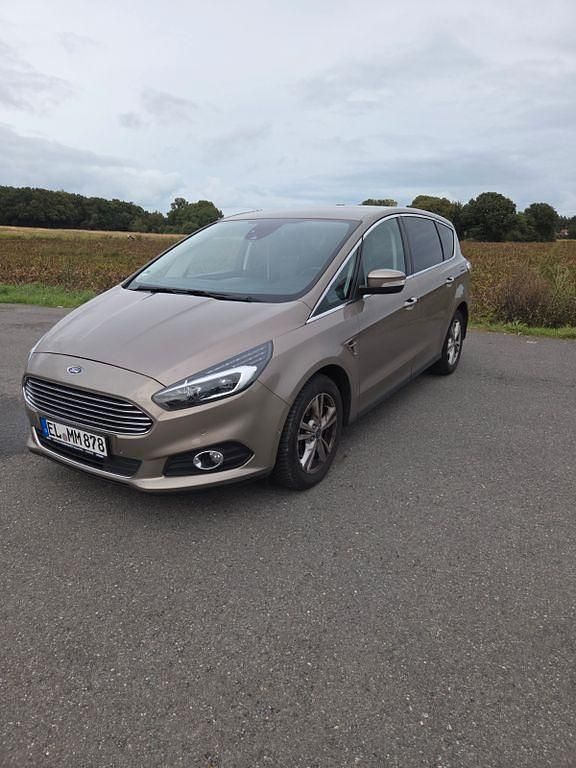 Grau Gebraucht 2018 Ford S-MAX Titanium Van / Kleinbus | 15.490 € (Superpreis) - Bild 1/4