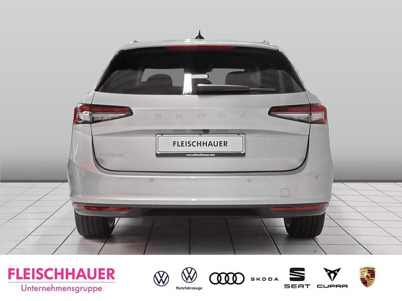 Neu Skoda Superb Selection 150 PS (110 kW) 2026 Grau Kombi