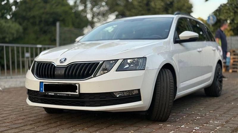 Weiß Gebraucht 2019 Skoda Octavia Ambition Kombi | 11.200 € (Fairer Preis) - Bild 1/4