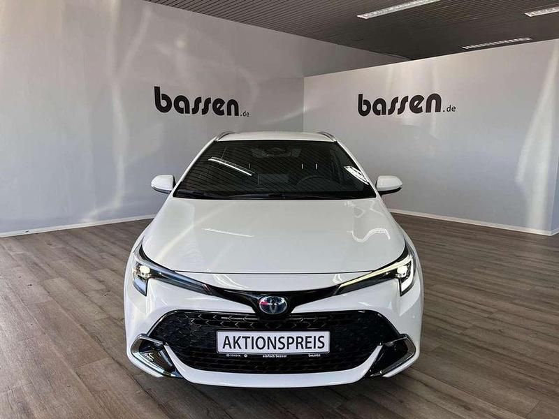 Schneeweiß Gebraucht 2023 Toyota Corolla Team Kombi | 29.950 € (Fairer Preis) - Bild 1/4