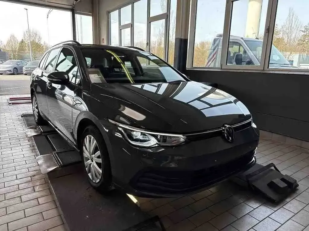 Gebraucht VW Golf VIII Life 131 PS (96 kW) 2023 Delfingrau (metallic) Kombi