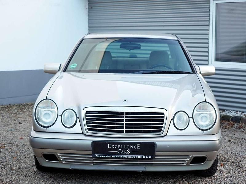Gebraucht Mercedes E220 Classic 95 PS (69 kW) 1997 Beige Limousine
