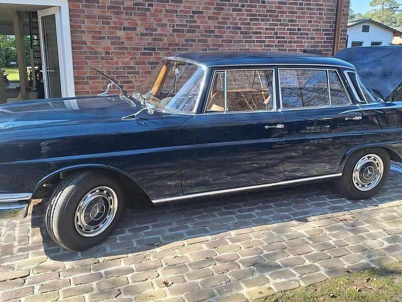 Gebraucht Mercedes 220 120 PS (88 kW) 1965 Blau Limousine